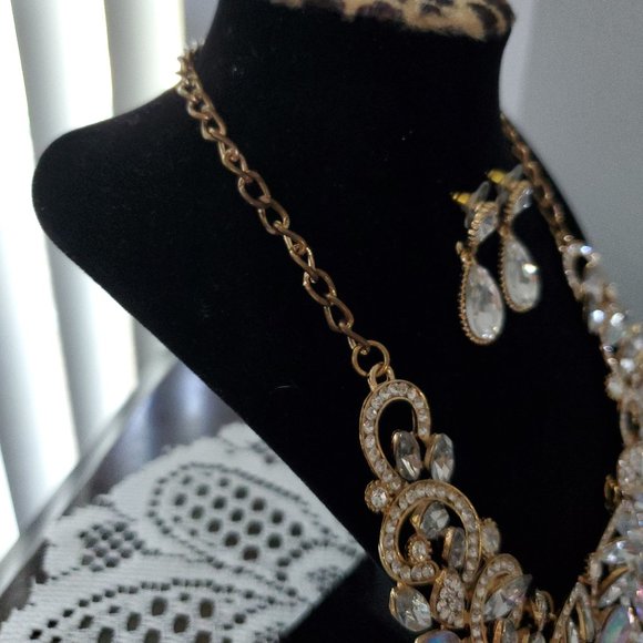 GORGEOUS Opalescent/Clear Rhinestone Necklace & Earrings Set - Picture 3 of 6